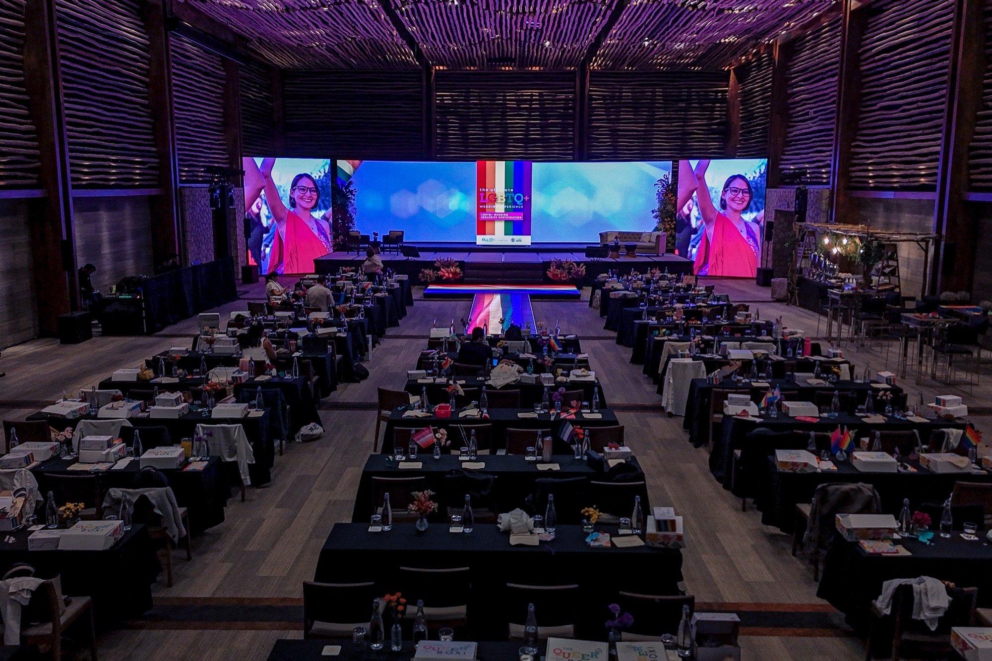 Salón visto desde dron con muros LED a ambos lados del escenario