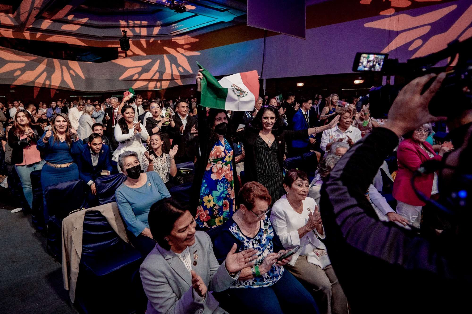 Público celebrando en un evento