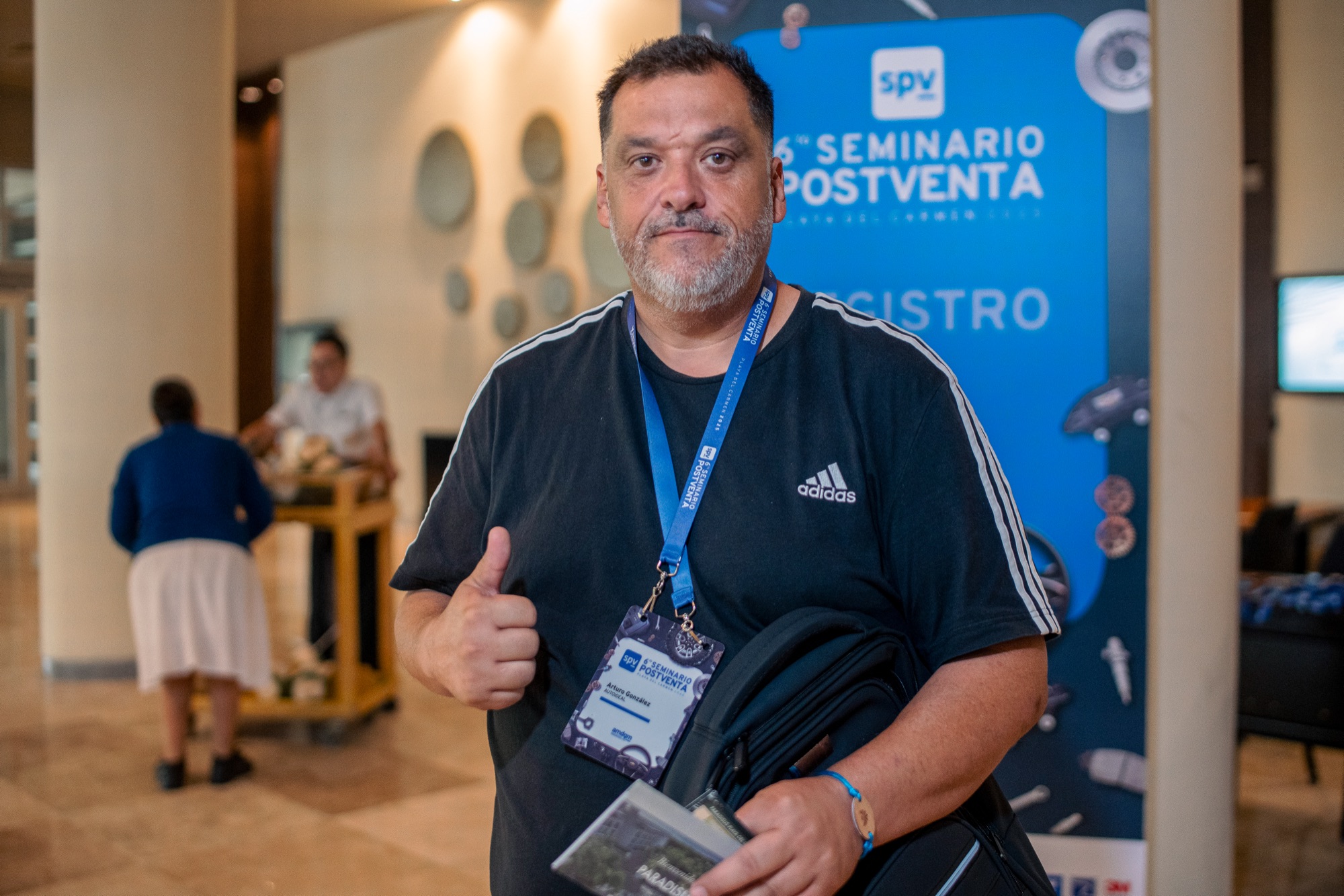 Asistente en el registro con su gafete
