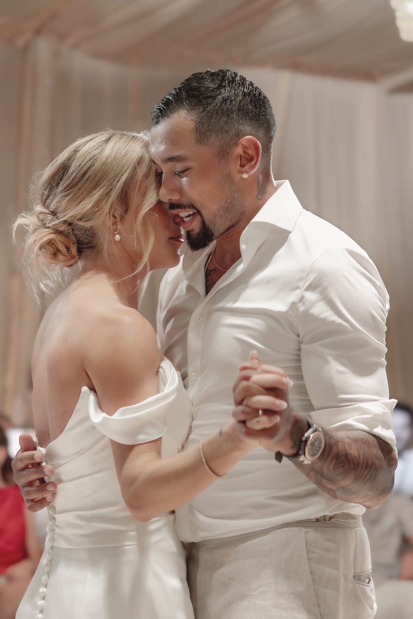 Pareja bailando en una carpa blanca