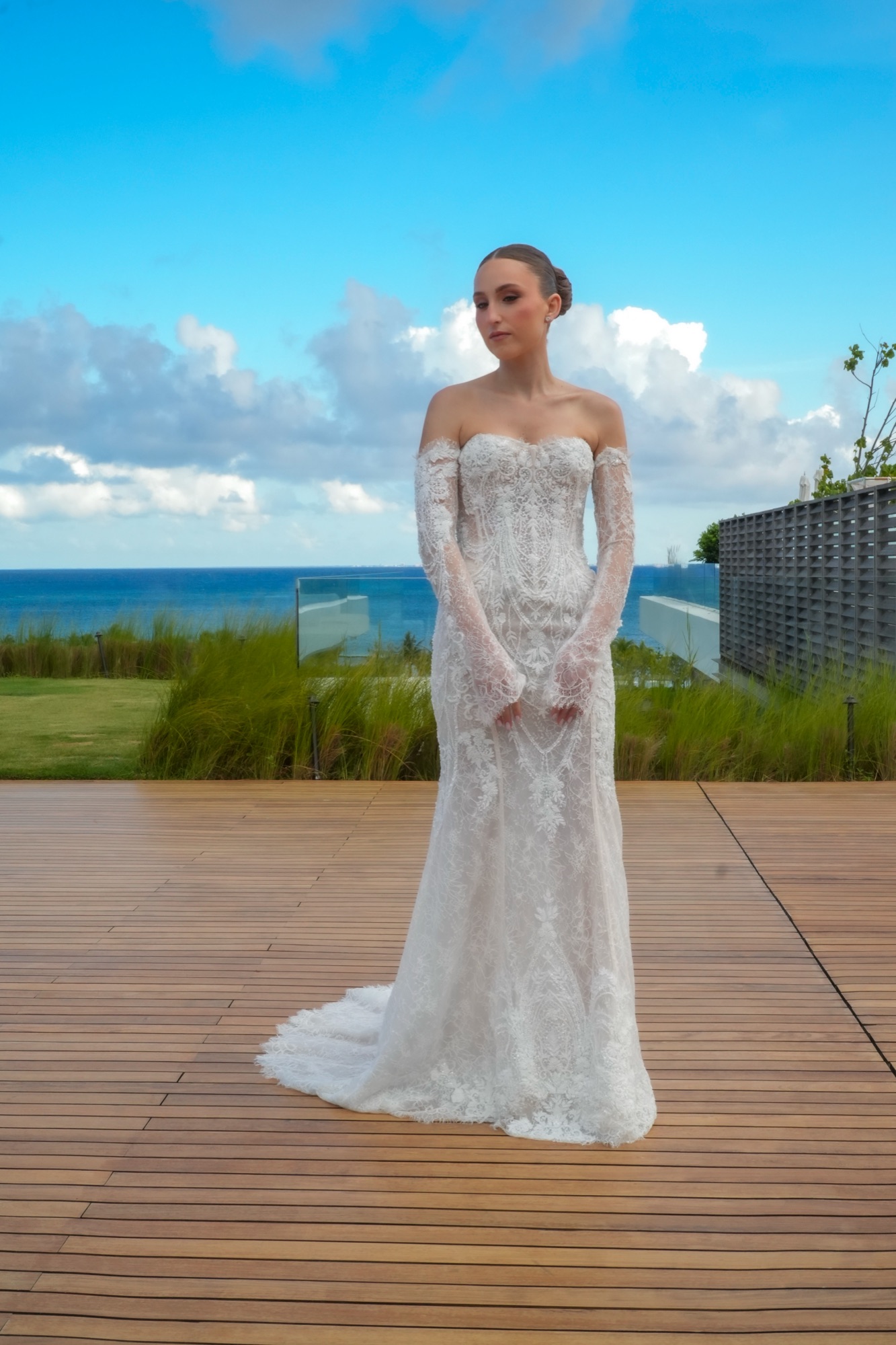 Novia en una terraza frente al mar