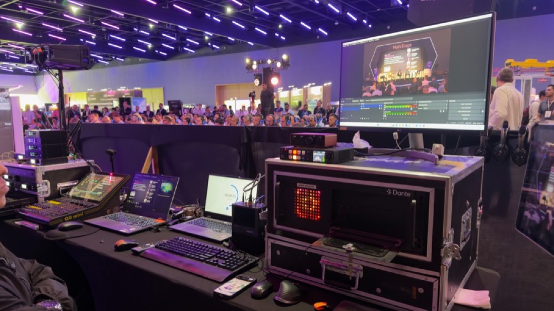 Mesa de producción frente a la plenaria