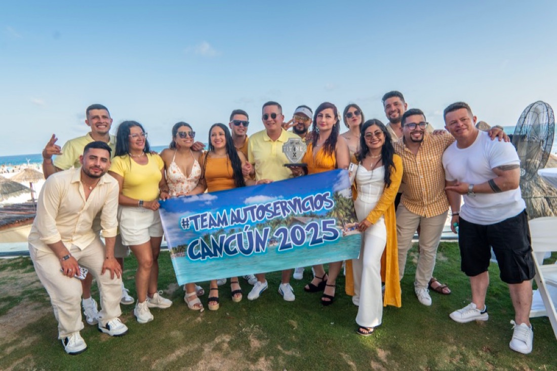 Grupo de Titanes con manta Cancún 2025